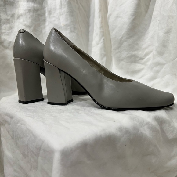 GRAY LEATHER SHOES SOURCE UNKNOWN 6 1/2 B, HEEL HEIGHT IS 3 1/2” INCHES. - Picture 12 of 16